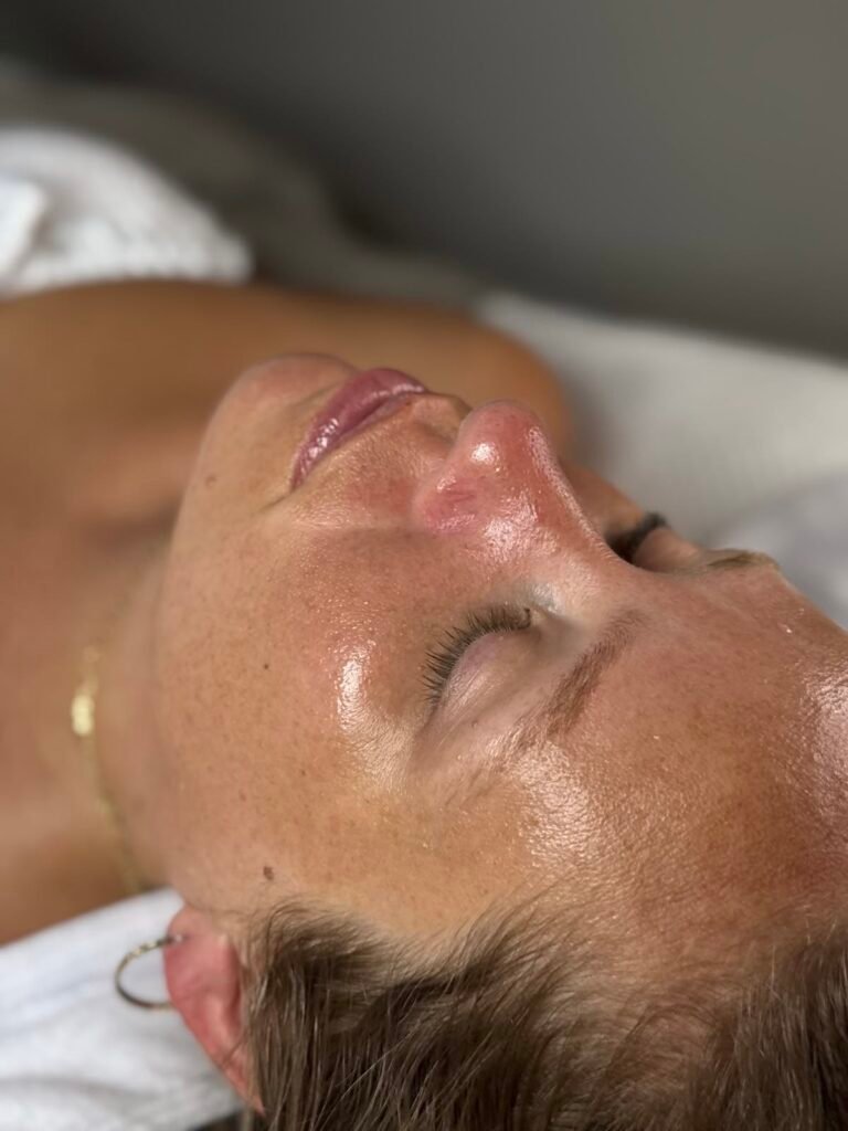 Piel fresca después de una limpieza facial en MakeupMe Studio