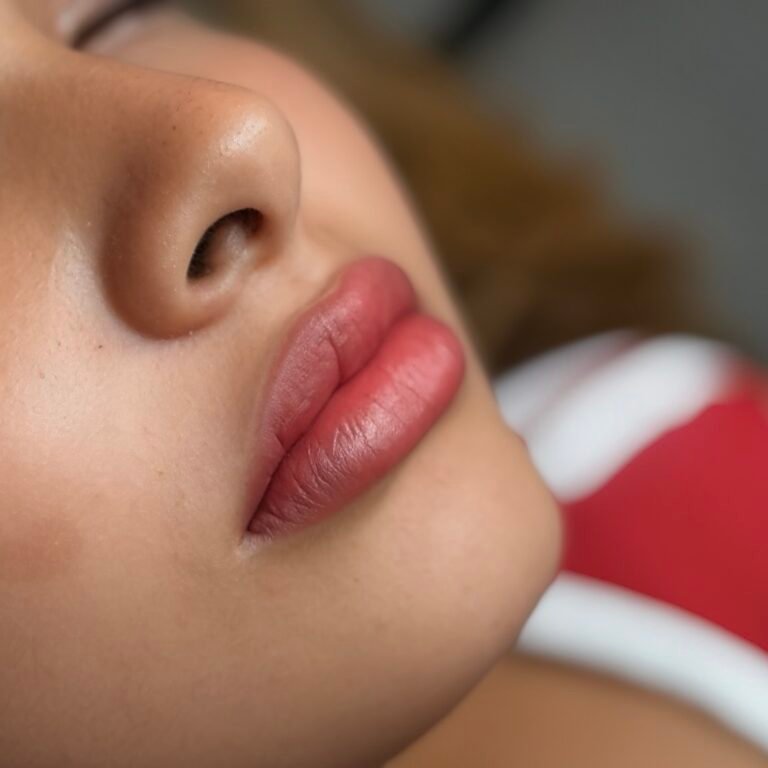 Labios con micropigmentación, color natural y definido