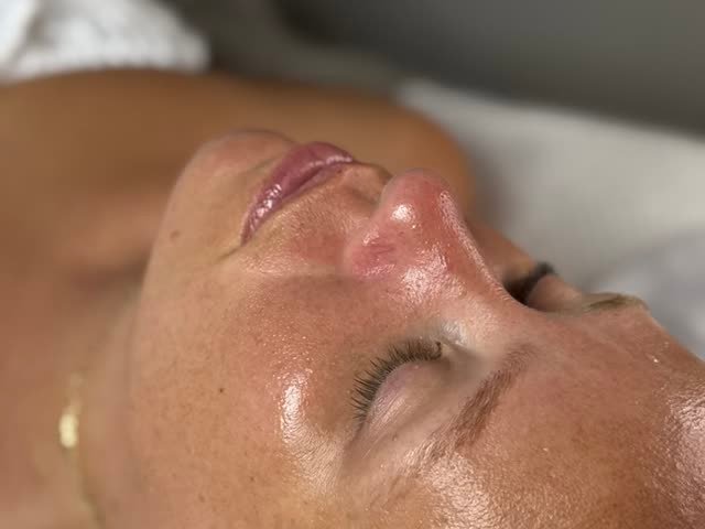 Paquete limpieza facial avanzada, diseño de cejas e Hidralips en MakeupMe Studio